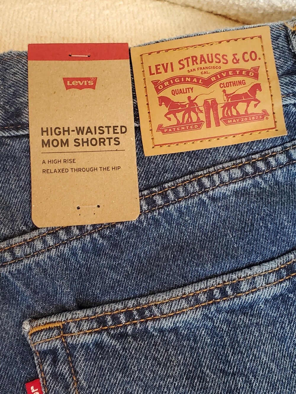 NWT Levi's Classic High-Waist Mom Denim Shorts in Blue Womans Size 30 (Size 10) - Picture 2 of 6